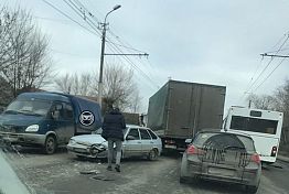 В Пензе столкнулись автобус и несколько легковушек