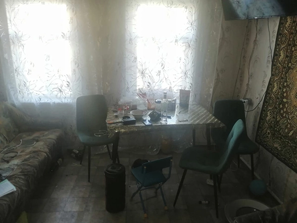 Застолье начиналось мирно
