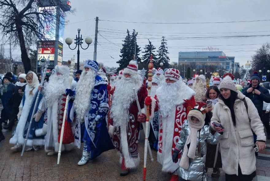 В Пензе прошло шествие Дедов Морозов и Снегурочек