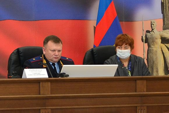 Павел Гаврилин и врио вице-губернатора — руководителя аппарата губернатора и правительства Пензенской области Лариса Рябихина||Фото пресс-службы УМВД России по ПО Министр представил пензенским полицейским Павла Гаврилина