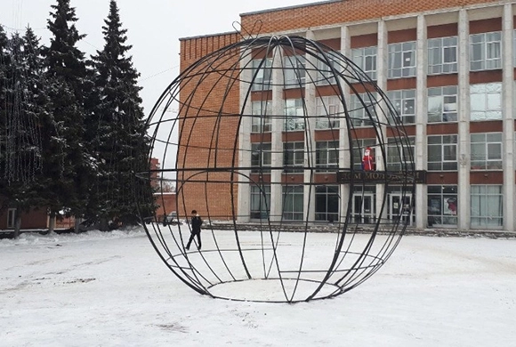 В Пензе у Дома молодежи появился елочный шар высотой в 6,5 метров