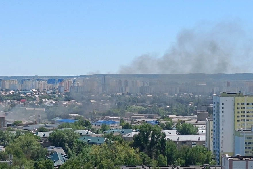 В Пензе загорелась кровля производства на улице Металлистов