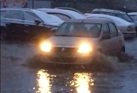 В Пензе на Урицкого из-за коммунальной аварии залило дороги