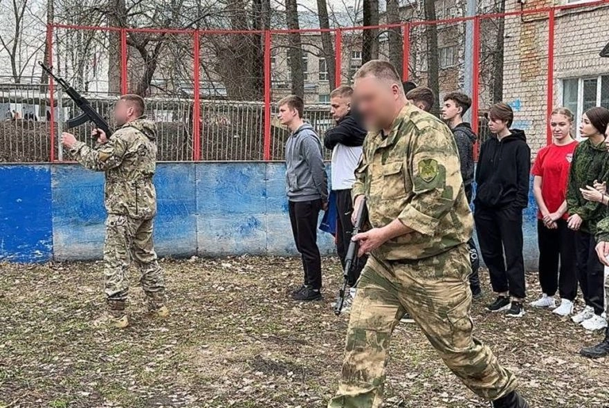 В Пензе участники СВО отработали со студентами ведение боя в условиях города