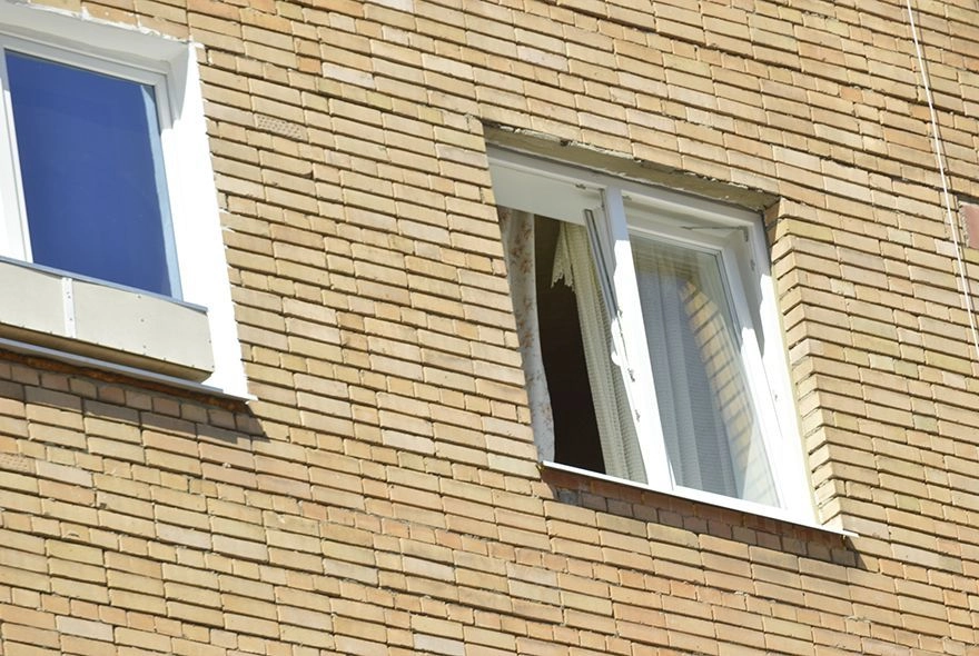 В Пензе 3-летняя девочка выпала из окна
