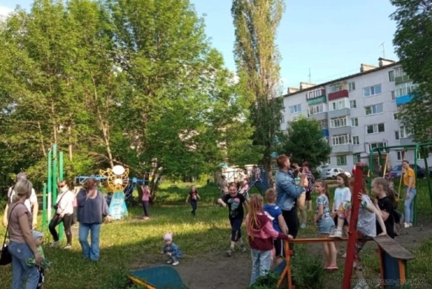 День защиты детей пенза. День двора праздник. Ау ГСП Чебоксары праздник двора. Праздник день двора Лукашевича 2 а Омск все фото. Фото людей на дне двора.