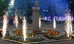 Пенза отметила день рождения Пушкина световым шоу