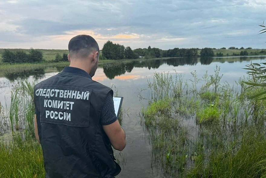 Следком назвал подробности гибели 7-летнего мальчика на пруду в Лопатинском районе
