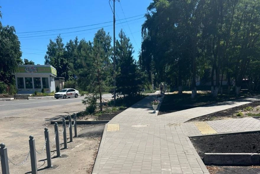В Каменке обновили пешеходную зону по улице Спортивной