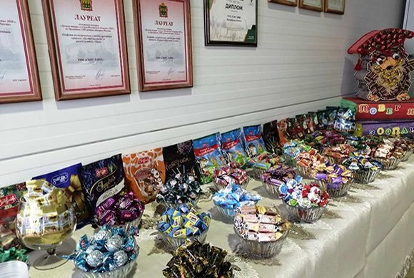 Фабрика наращивает обороты||Фото автора Мельниченко в Мокшане ознакомился с работой кондитерского предприятия