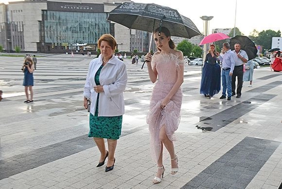Девушки блистали шикарными нарядами podzontom.jpg