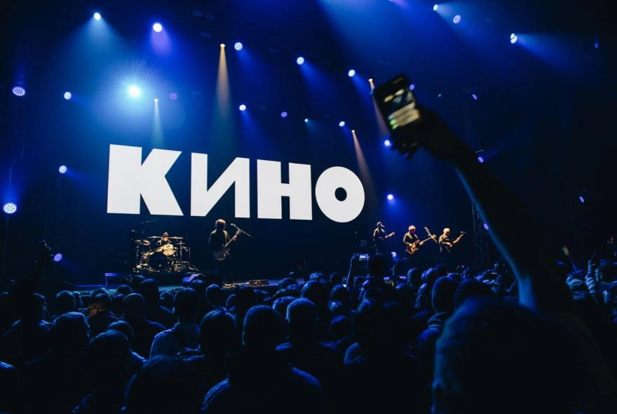 Цой на экране и в песнях: как прошел концерт группы «Кино» в Пензе