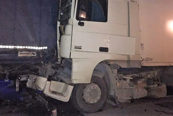 Фото vzsar.ru В Саратовской области в ДТП с фурой из Пензы пострадали два водителя