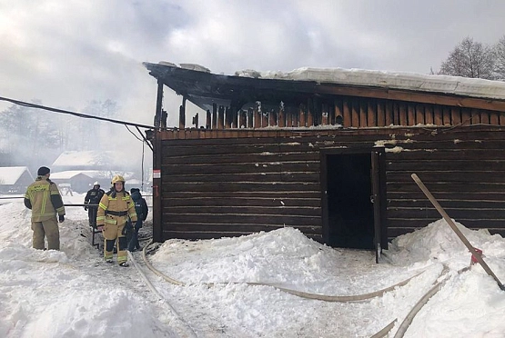 В Золотаревке надворную постройку тушили 23 пожарных