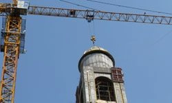 Фото|| В Пензе на колокольню Спасского кафедрального собора подняли 600 килограммовый купол