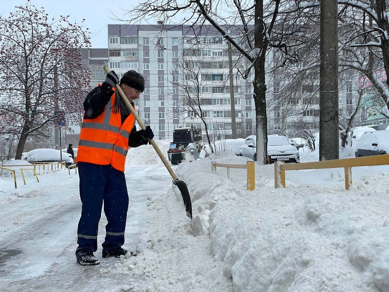 Снег в пензе. Самый снежный город в России. Очистка снега в пешеходной зоне. Вывозит снег вручную фото. Оплуживание снега это.