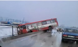 В Пензе пассажирский автобус завис над бездной