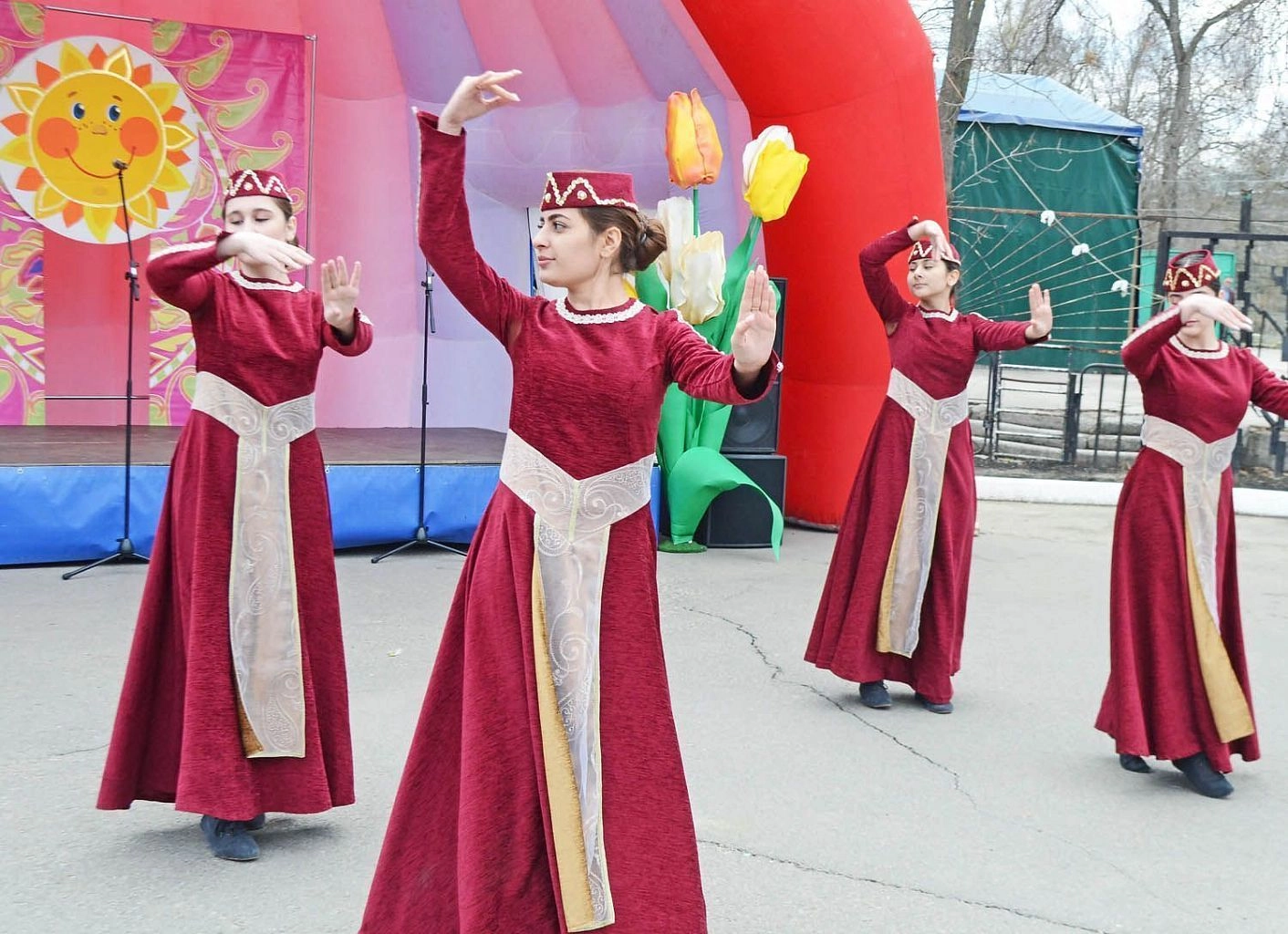 Праздник Навруз в Узбекистане. Навруз дети. Этно парк Навруз. С праздником Навруз девочка.