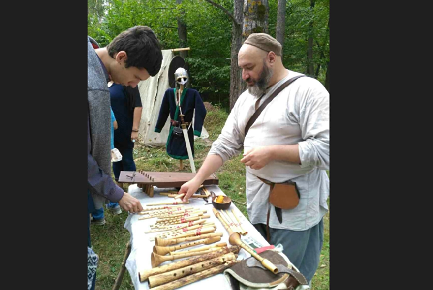 Народный умелец из Пензы делает дудки из новогодних елок