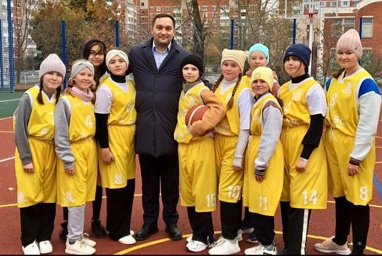 Алексей Комаров оценил спортобъект в каменской школе