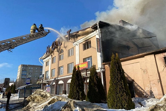 В Кузнецке для тушения пожара в ТЦ потребовалось больше огнеборцев и техники