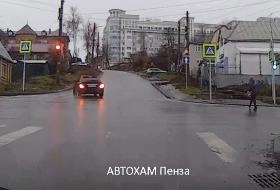 В Пензе легковушка скатилась задом по ул. Красной