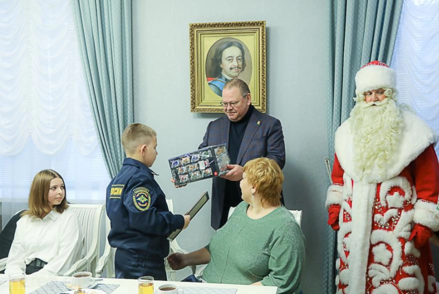 Олег Мельниченко и Николай Кондратюк вручили подарки участникам акции «Ёлка желаний» Олег Мельниченко и Николай Кондратюк вручили подарки участникам акции «Ёлка желаний»