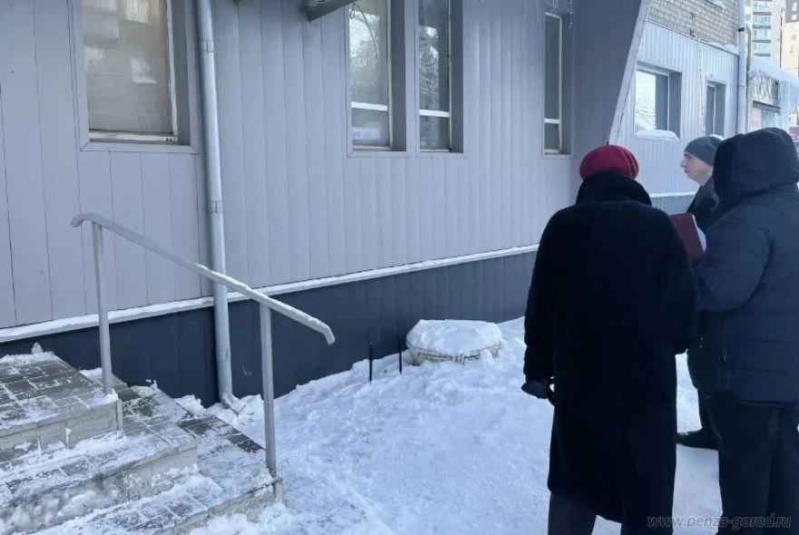 В Пензе выдали более 20 предписаний за плохую уборку снега и сосулек у магазинов