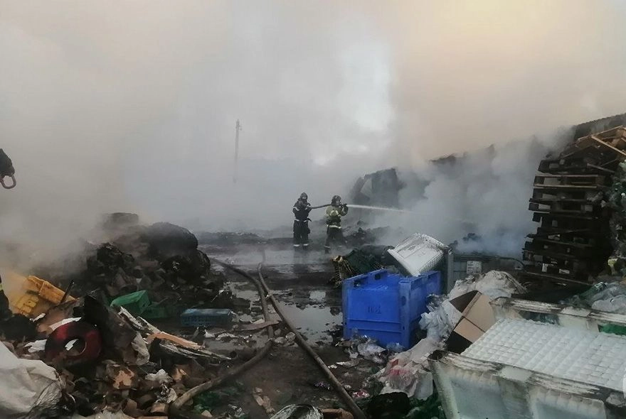 Опубликовано видео пожара на складе пластикового вторсырья в Пензе