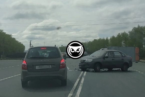 Отечественную легковушку развернуло от удара lada.jpg