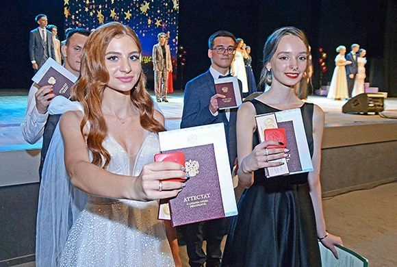 С получением аттестата начинается новая страница жизни||Больше фото в карусели. В.Гришин В Пензе проходят выпускные балы