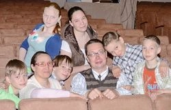 Семья из Пензенской области воспитывает 8 своих и 5 приемных детей Семья из Пензенской области воспитывает 8 своих и 5 приемных детей