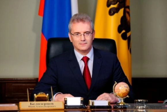 Иван Белозерцев поздравил педагогов с праздником