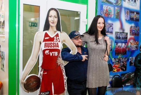 Самая высокая модель Е. Лисина предстала в образе Мортиши Аддамс