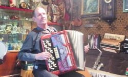 Пенсионер из Никольского района собрал дома коллекцию из 50 музыкальных инструментов