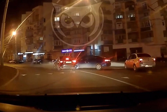 Фото vk.com/sova_penza В Пензе у «Глобуса» столкнулись две легковушки