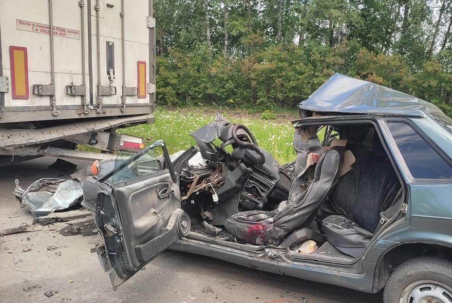 На трассе Тамбов-Пенза погиб водитель «Лады», влетевший в фуру