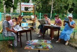 В Никольске устроили читальный зал под открытым небом