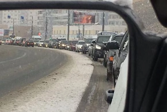 Фото vk.com/sova_penza Терновка стоит в пробках — пензенцы