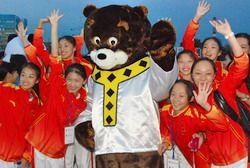 Косолапый не уступил панде 