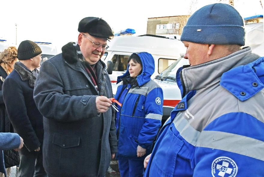 Мельниченко вручил ключи от 16 новых автомобилей «скорой»