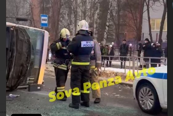 Сотрудники МЧС на месте дорожного ЧП||Скриншот видео vk.com/sova_penza Стали известны подробности ДТП с маршруткой №77 на Красной