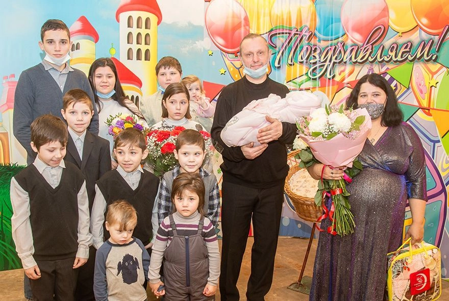 Рождение 12 октября. Скоморох Пенза. Многодетная семья Скоморох Пенза дом. Скоморох Пенза многодетная