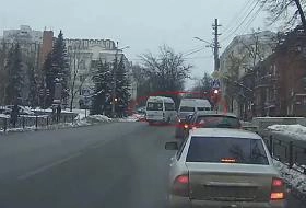 Пензенец снял «набор маршрутчика»: встречка, стоп-линия, красный