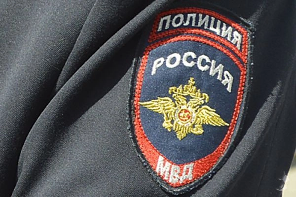 Кузнечанка била ногой автомобиль соседки из-за шума