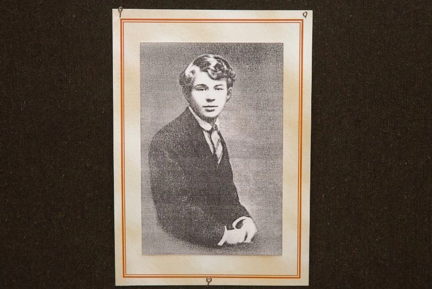 Есенинские тропы в Пензе: открылась выставка к 130-летию поэта