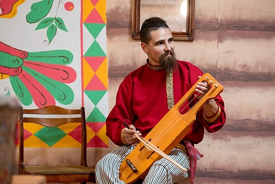 Преподаватель детской школы искусств Тамалы осваивает секреты изготовления старинных инструментов