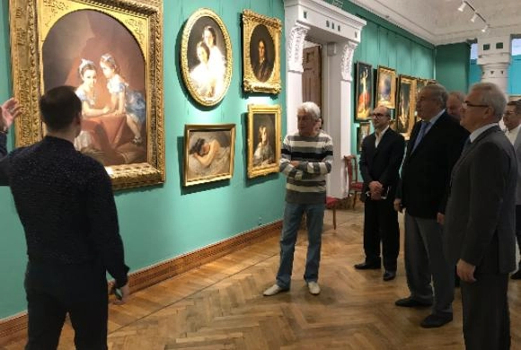В Пензе Белозерцев показал Тарпищеву картинную галерею