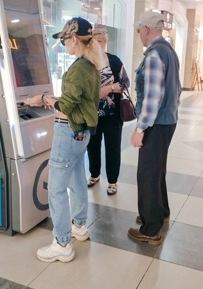 Люди снова стоят в очереди за налтчными||Фото: А. Юшин 02 IMG20250820101431 (1) (1).jpg