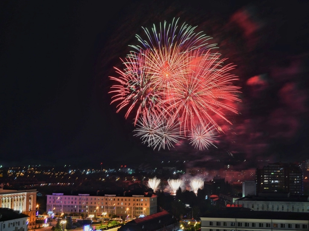 Будет ли салют 12 июня 2024 уфа. Барнаул салют. Салют на день города Барнаул. Новогодний салют барнауль2021. Новый год Барнаул салют.